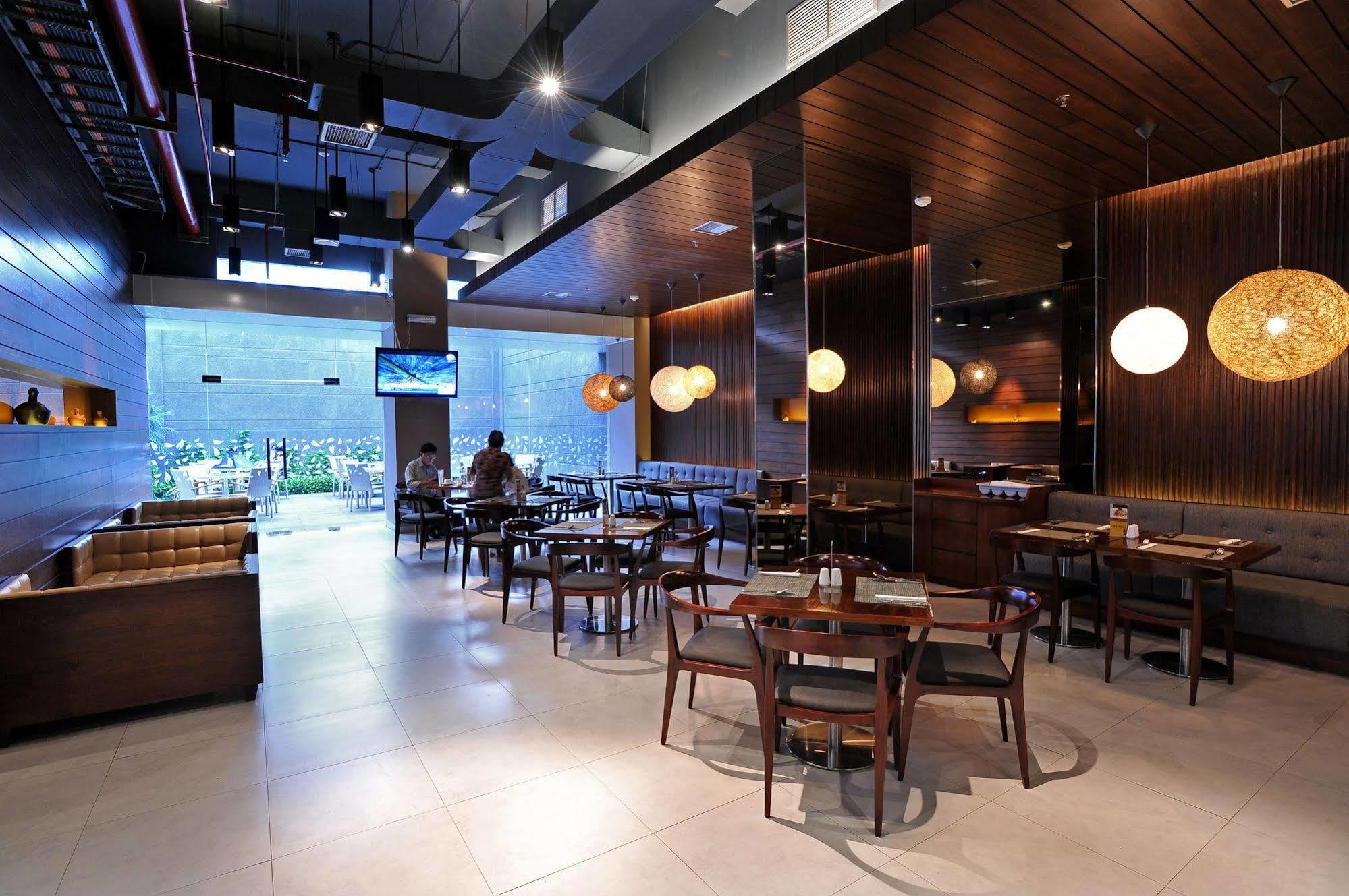 Midtown Hotel Surabaya Exterior photo