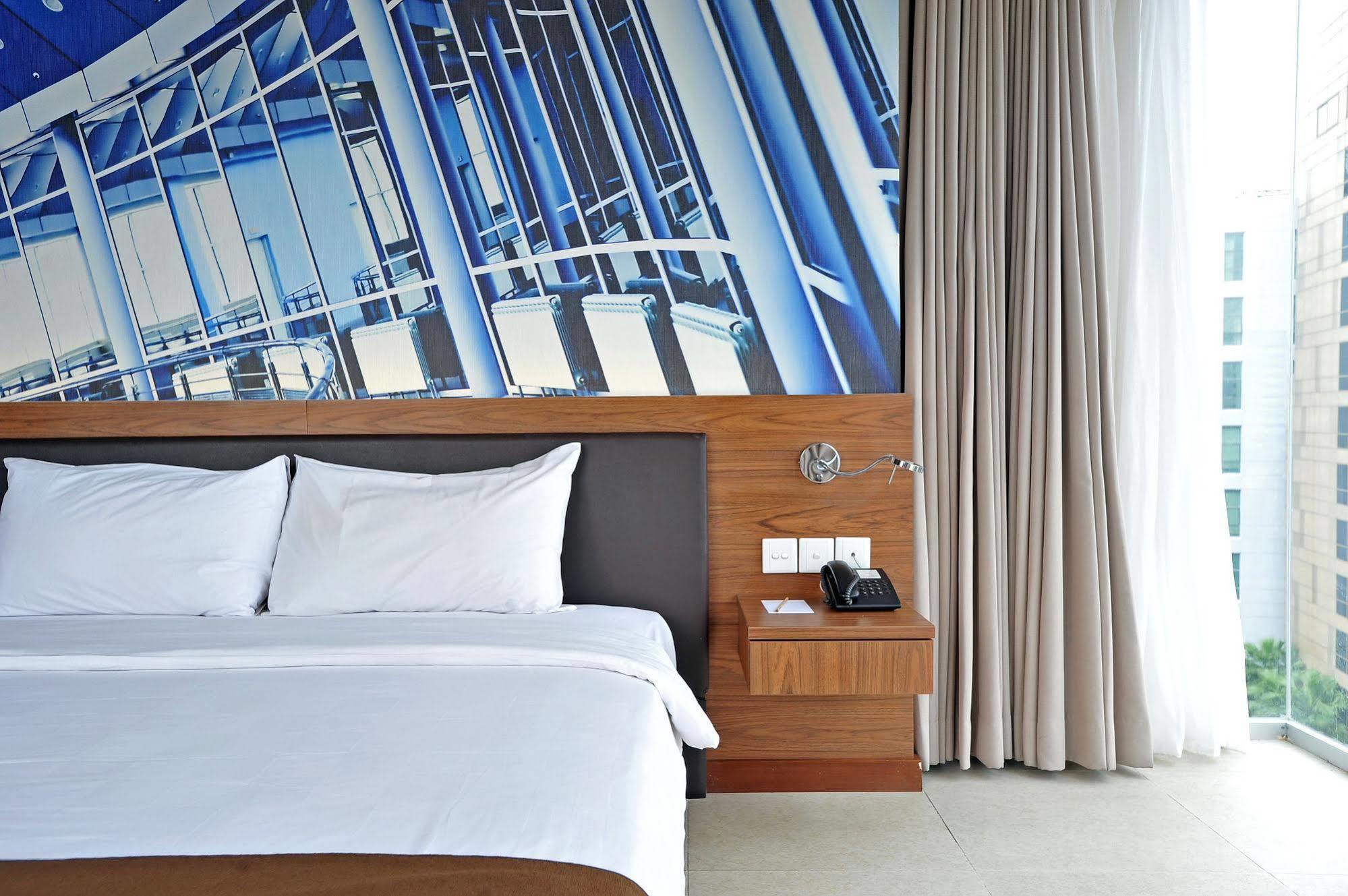 Midtown Hotel Surabaya Exterior photo