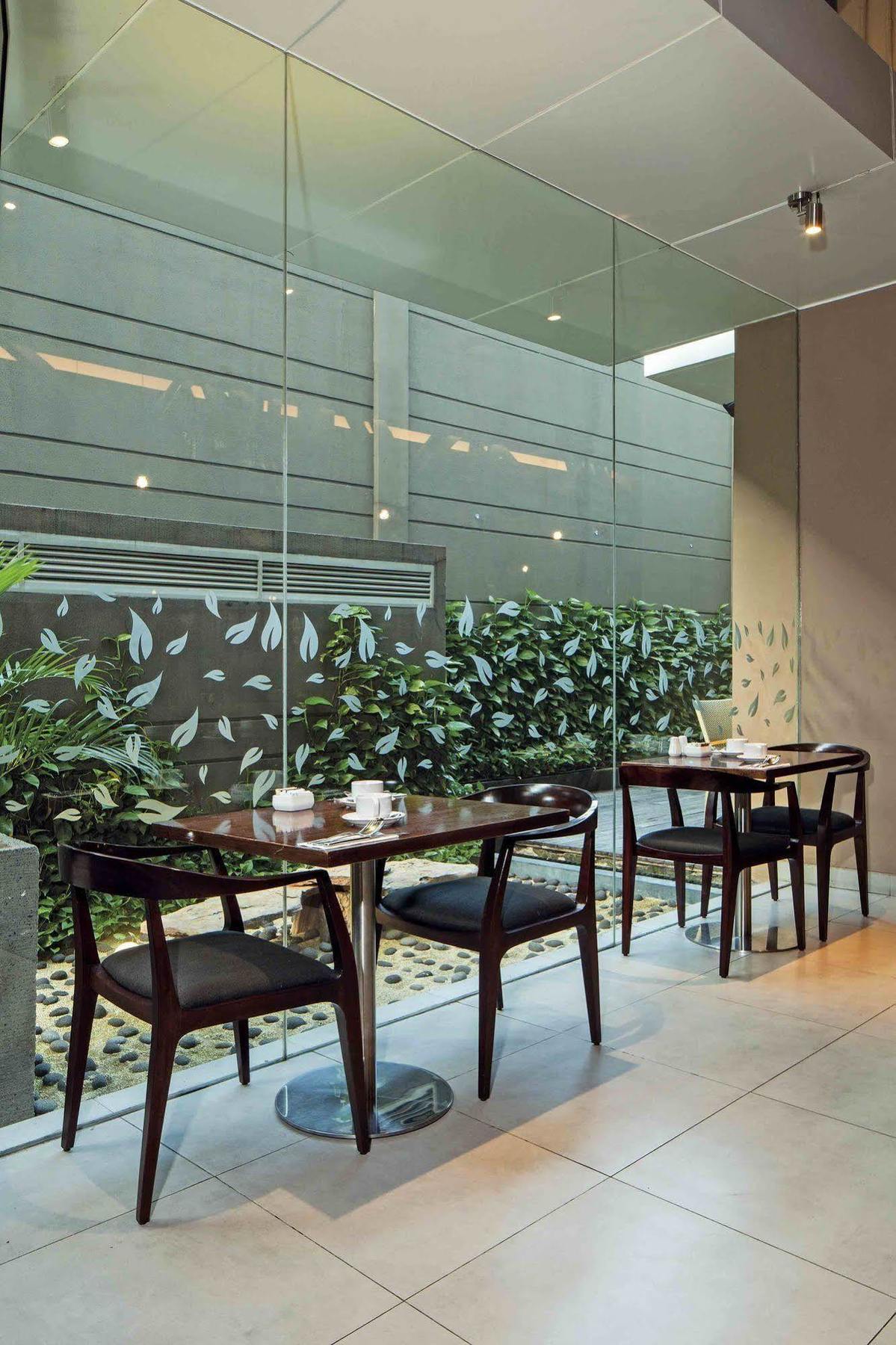 Midtown Hotel Surabaya Exterior photo